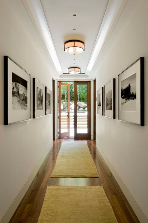 picture-with-black-frame-in-the-corridor con un design semplice