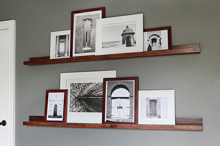 Drevená fotografická doska s čiernymi a bielymi fotografiami zázrakov architektúry