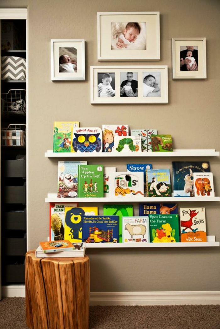 Fotoalbum s detskými knihami deco na béžových stenách pre malého chlapca