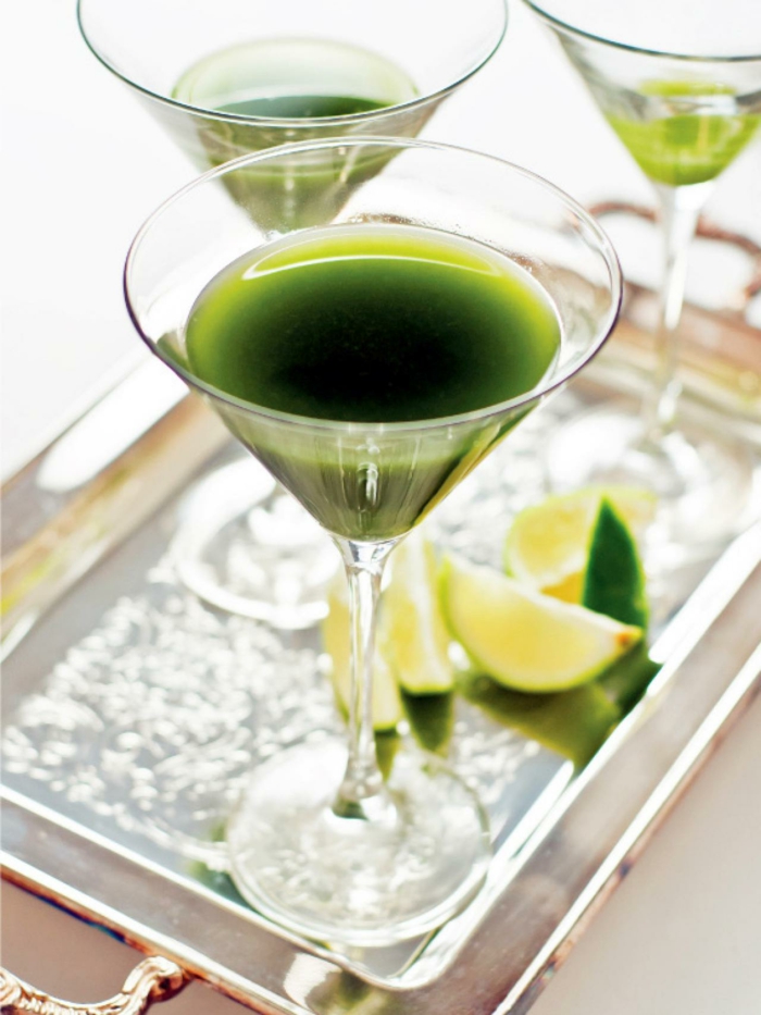 bio-voeding-matcha-groene-thee-cocktail Gruen-met-matcha-lemon-suiker-on-the-table