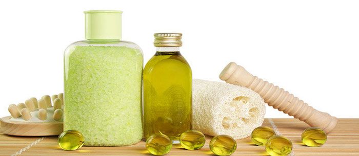 Organische cosmetica, badzout en olie met groene thee en glycerine