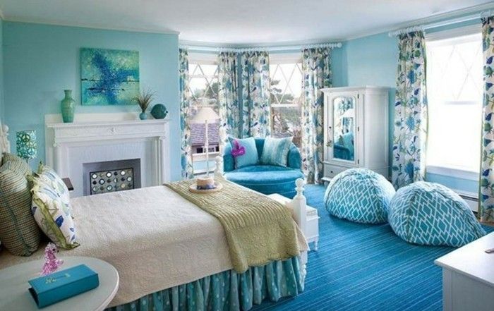 färg design-sovrum-blue-Feng-shui-sovrum-blå mattan Blue-pall-garderob-med-spegel gardiner-med-plantering mönster-härd vaser