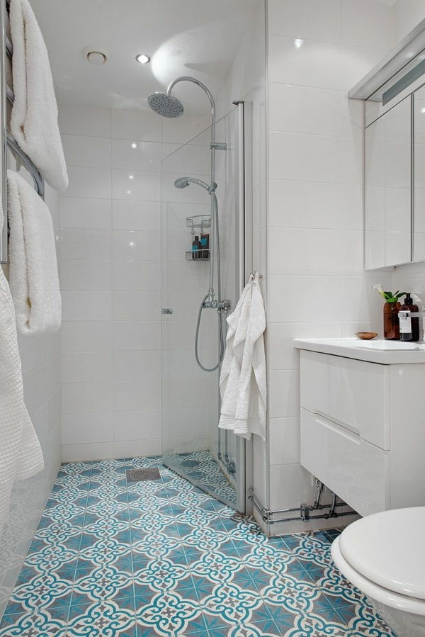 mėlyna plytelių su Maroko dizaino vonios kambarys
