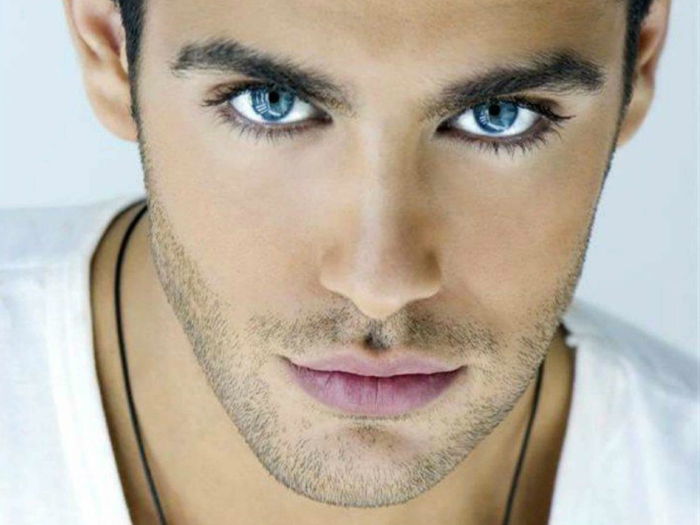 modré oči znamenajú model muž pekný človek nosí reťaz šperky pre mužov