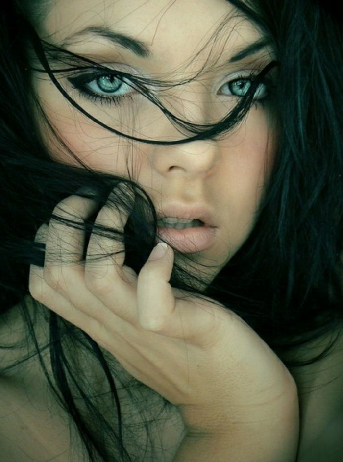 mėlyna-akys-stresas-gražūs-juoda-plaukai