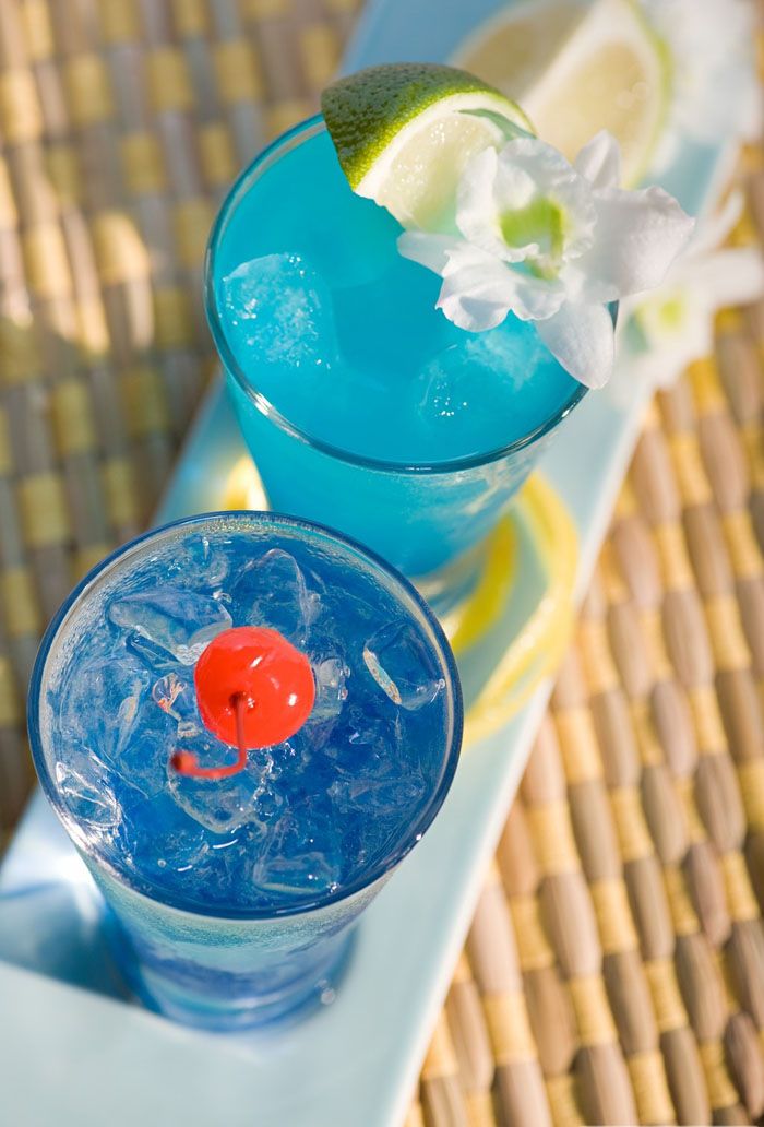 Buz ve limon dilimleri, mavi kokteyller ile ferahlatıcı yaz içecekler