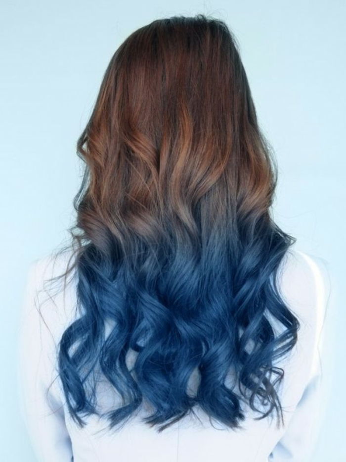 Ombre modrá modrá, dlhé vlasy, s kučeravými vlasmi, nápady na pútavé účesy, biele košele