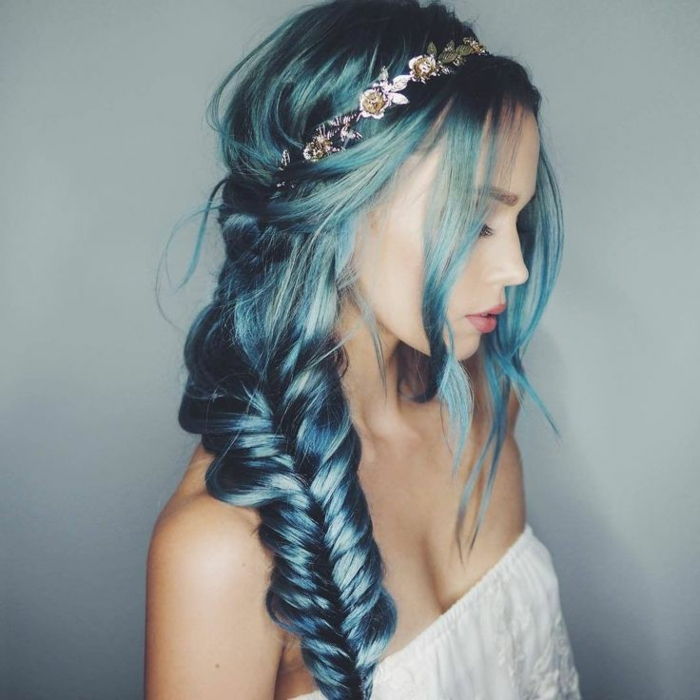 Colore dei capelli blu, grande treccia acconciatura, gioielli con capelli argentati, tocco di porcellana, labbra opache, top bianco