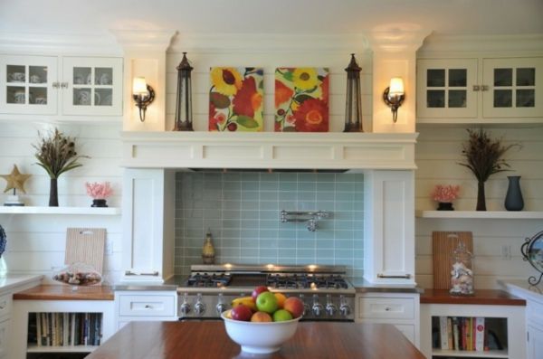 Įdomios virtuvės stalo idėjos - virtuvės plytelės ryškiai mėlynos spalvos
