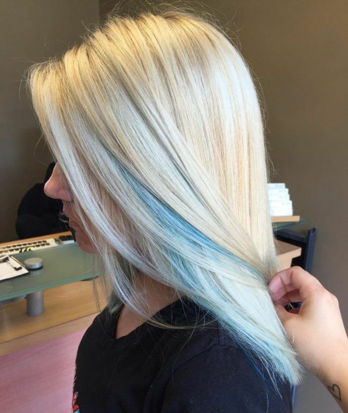 capelli biondi con ciocche blu, capelli lunghi e lisci, idee interessanti per acconciature