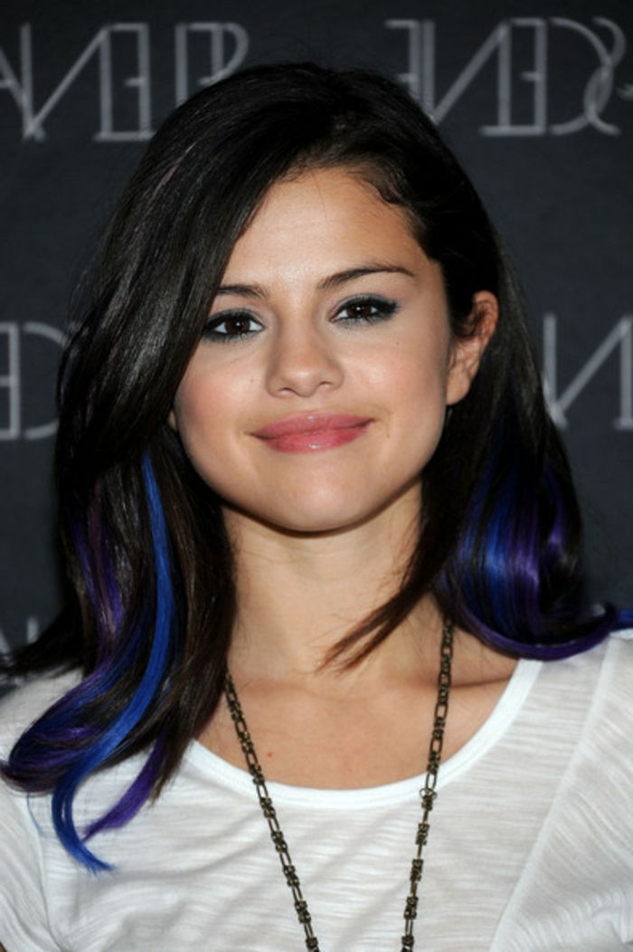 Selena Gomez, čierne vlasy s tmavo modrým zvýraznením, prírodný make-up, biela blúza, dlhý reťaz