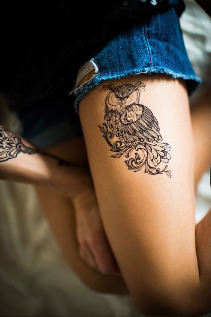piękne tatuaże, tatuaż sowy w kolorze czarnym i szarym na udzie