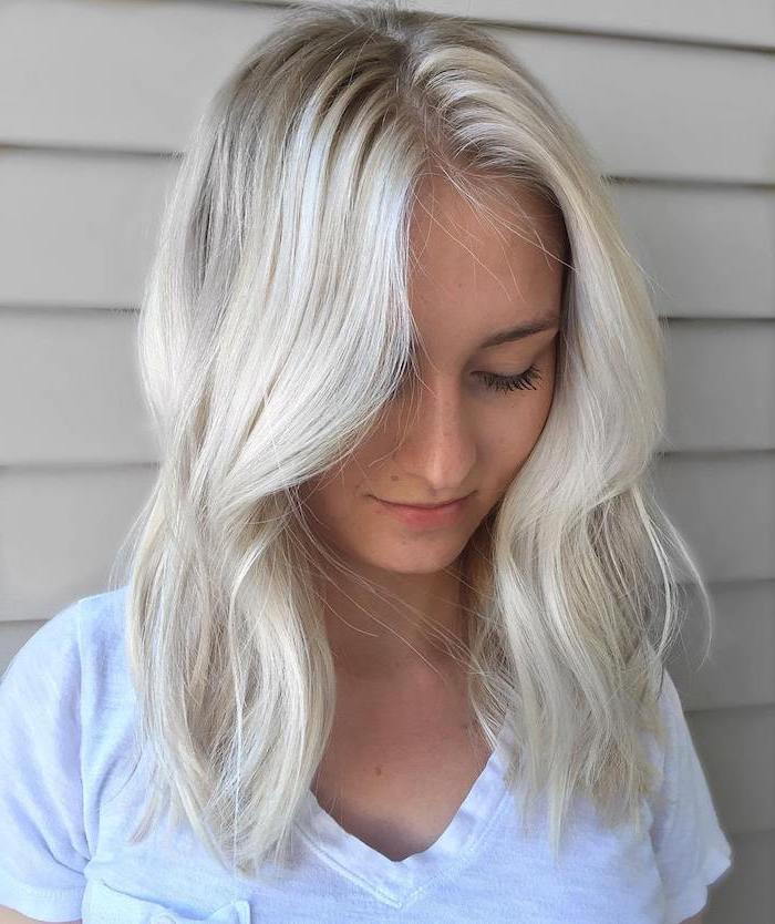 Plaukų spalva sidabrinė blondinė - šviesios atspalvis mergaitei su balta palaidinė