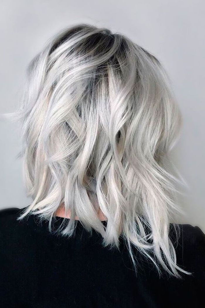 Hair Grey Tint - En kort bob frisyr kontrasterar med den svarta blusen