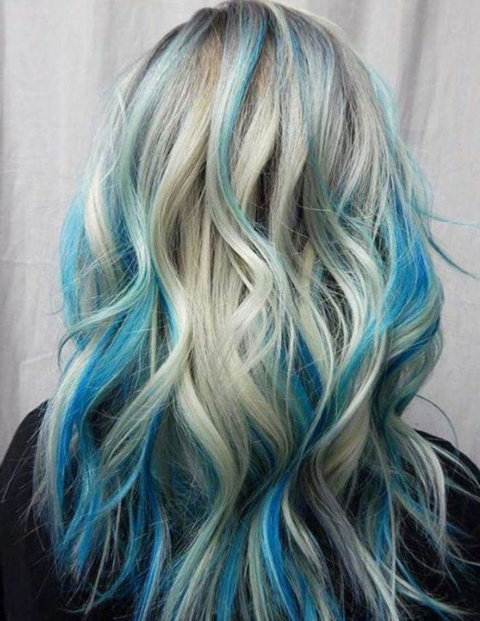 capelli biondi con ciocche blu, capelli lunghi, bei riccioli, idee per acconciature accattivanti