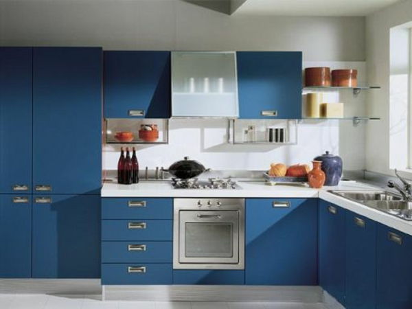 dulapuri albastre într-o bucătărie mică