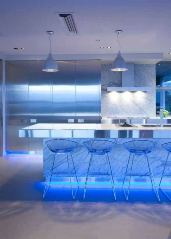 bucătărie ultramodernă cu iluminare albastră cu led
