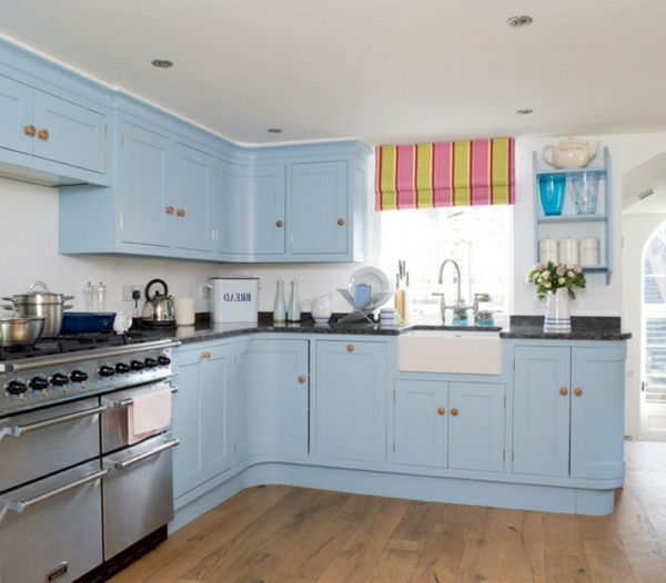 bucătărie frumoasă în albastru strălucitor