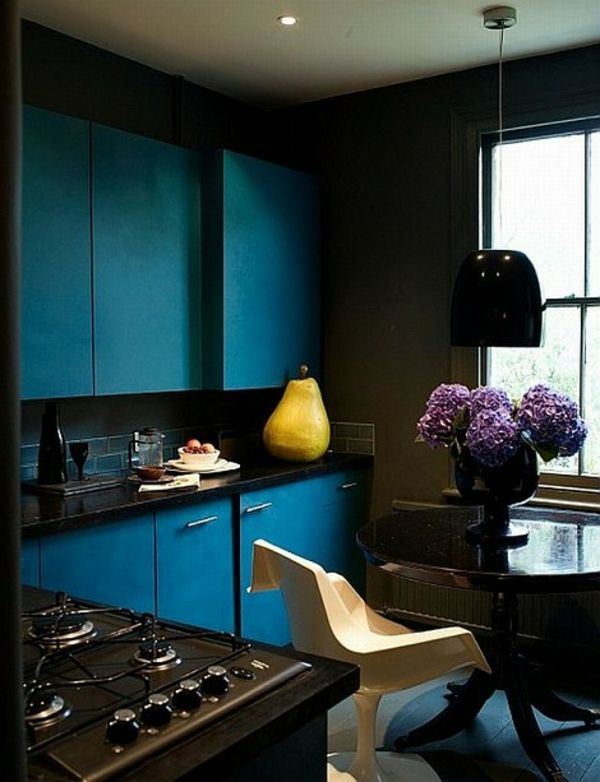 mică bucătărie frumoasă, cu dulapuri albastre