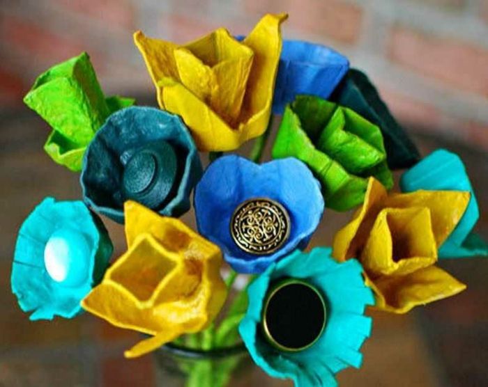 I en vase gjør du vakre blomster fra eggekartong - fargerike farger