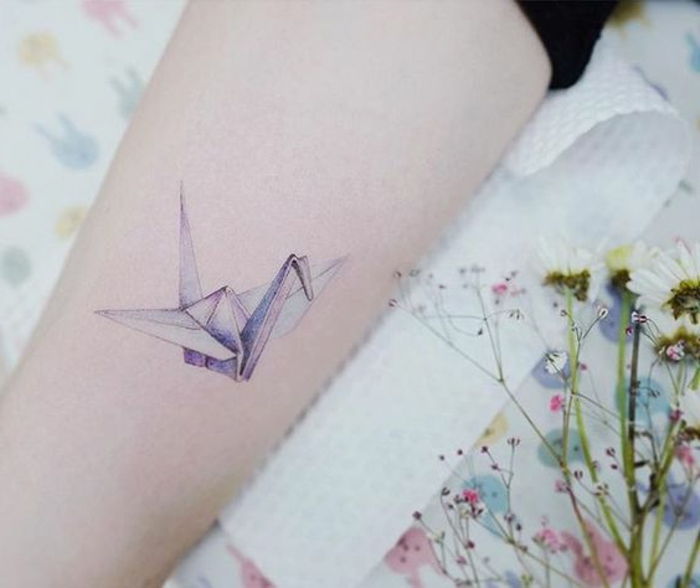 chciwość jest pomysłem na tatuaż origami - latający ptak origami - tatuaż origami na dłoni i kwiatach