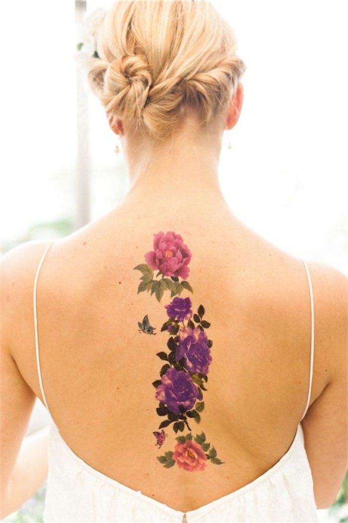 Tillbaka tatuering för kvinnor, blommotiv i rosa och lila, liten fjäril