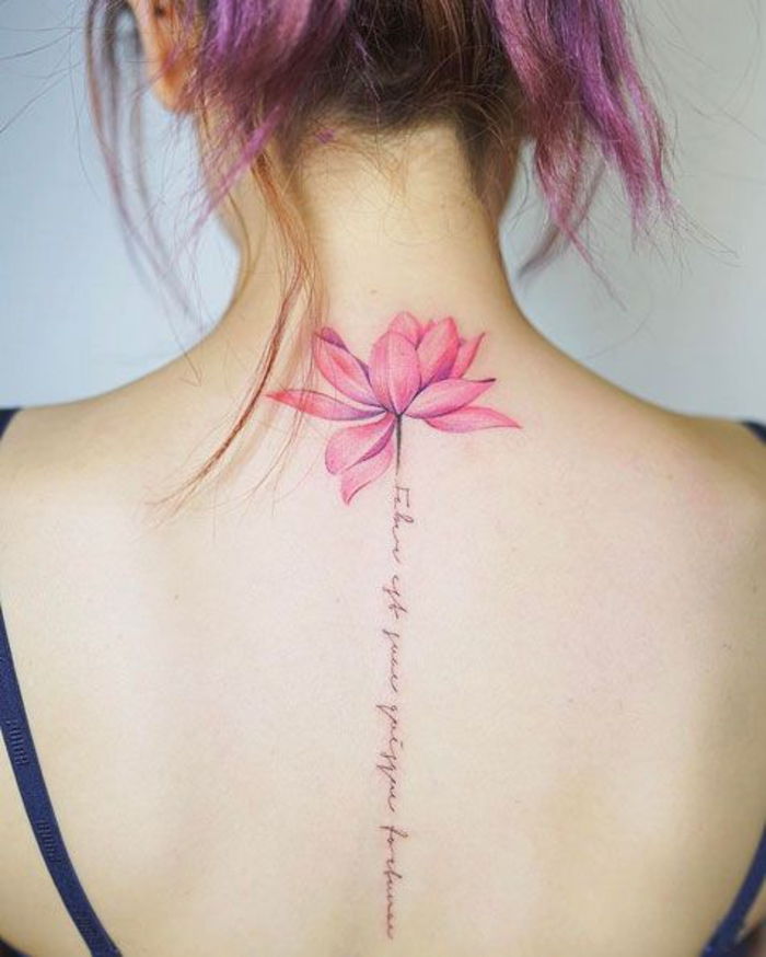 kvinnliga tatueringsmotiv, rosa lotus och handstil, tatuering på baksidan, coola idéer