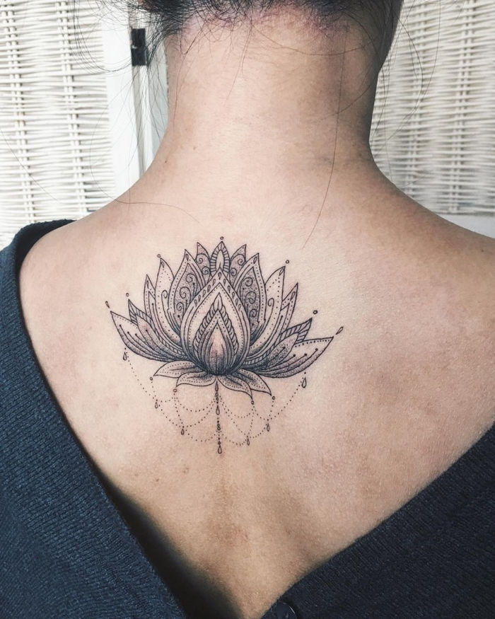 Lotus tatuerad på baksidan, kvinnliga tatueringsmotiv, svart, delikat