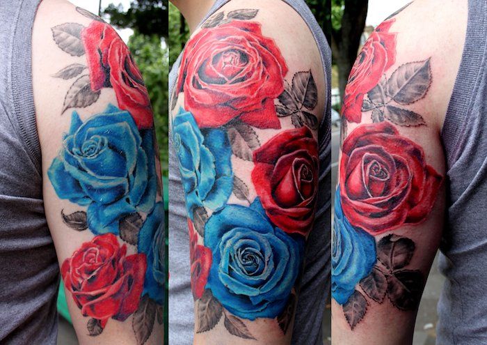 žmogus su dideliu gėlių tatuiruotėmis, spalvota tatuiruotė su rožių motyvais
