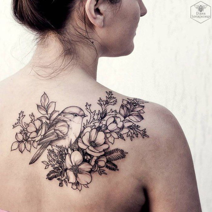 Tillbaka tatuering, sparrow och blommor, kvinnliga tatueringsmotiv som ser effektiva ut