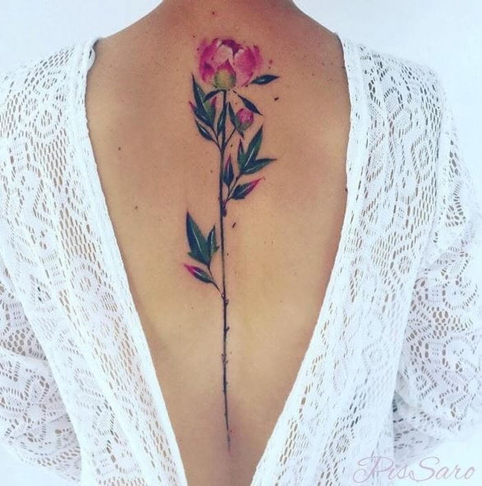 effektiva kvinnliga tatueringsmotiv, stor blomma, rosa och grön, djup ryggskärning