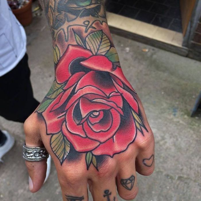 tatuiruotės prasmė, spalvos rožė ant riešo, spalvota tatuiruotė