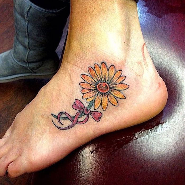 Gėlės ir jų reikšmė, pėdų tatuiruotė, geltona gėlė su raudonu lanku