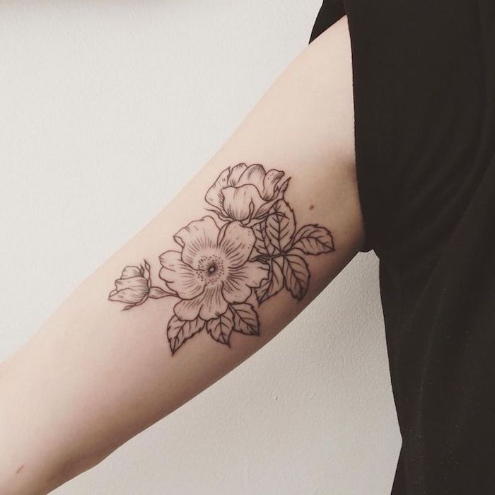 gėlės ir jų reikšmė, maža tatuiruotė juoda ir pilka