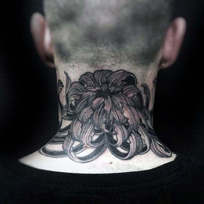 gėlės ir jų reikšmė, žmogus su švazo pilka chrizantemos tatuiruotėmis ant kaklo