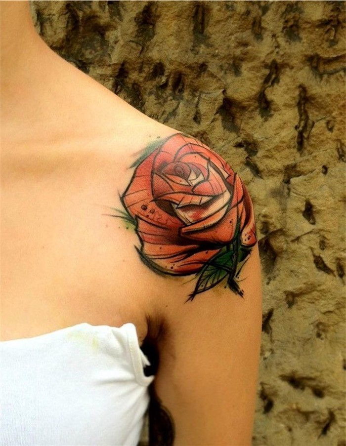tatuiruotės gėlės, moteris su maža rožių tatuiruotė ant peties