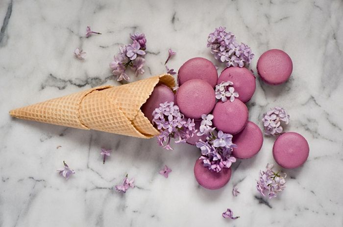 Krásne tapety s kvetmi, kvetmi ľalia, francúzskymi macarónmi, vaflou, fialovou zmrzlinou