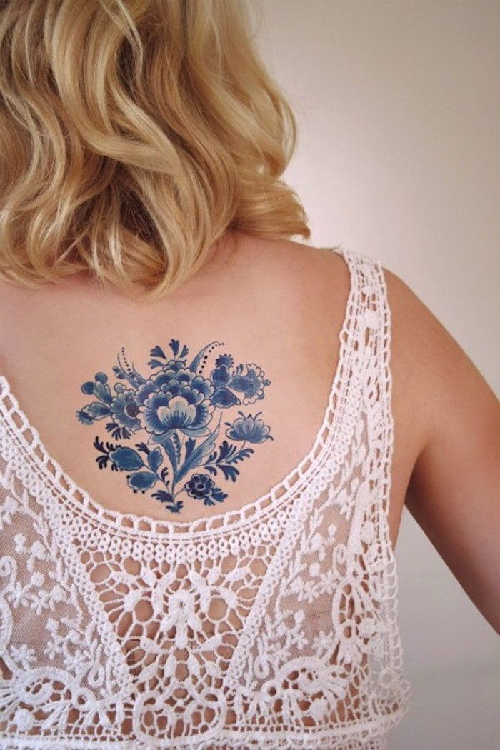 tatuiruotė atgal moteris, maža tatuiruotė mėlyna, balta flocked suknelė