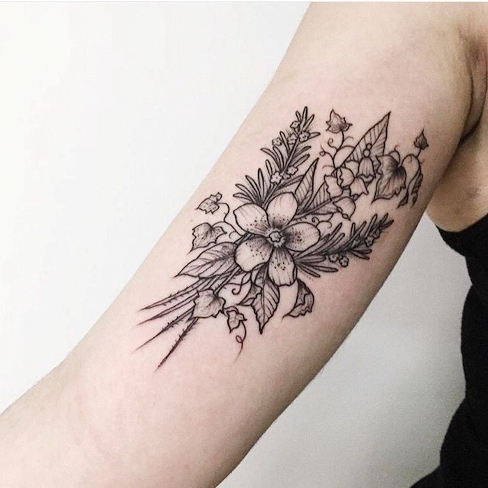 tatuiruočių gėlių šakelė, juodos ir pilkos gėlės ant rankos