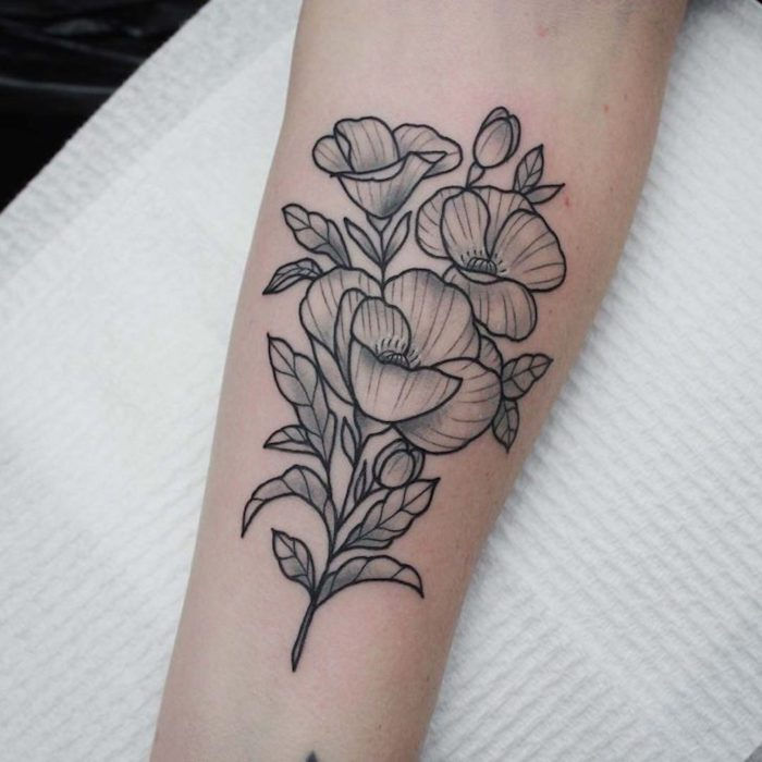 gėlių šaknys juodos ir pilkos, rankų tatuiruotės, moterų tatuiruotės