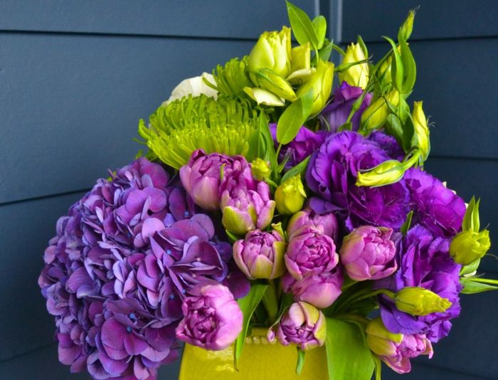 Kytica hortenzií a pivoniek, purpurové nuansy, nápad darčekov pre milú ženu