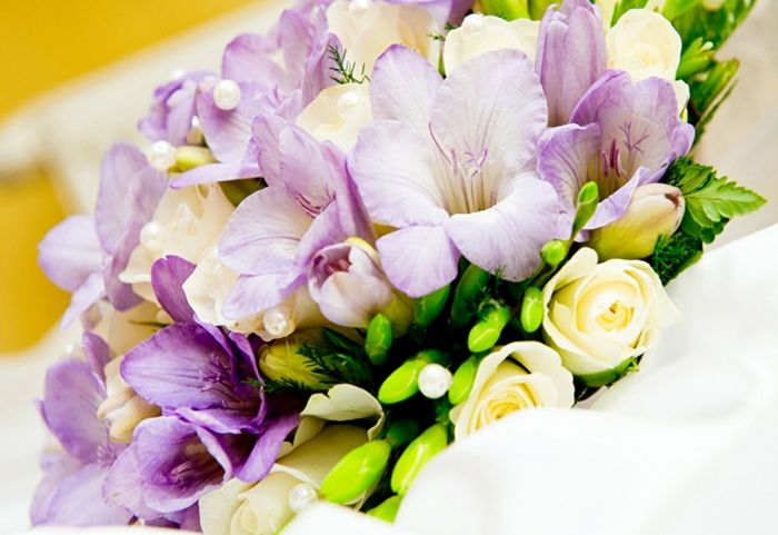 Puokštės iš baltųjų rožių ir violetinės freesijos, gėlės nuo A iki Z, gražios dovanų idėjos