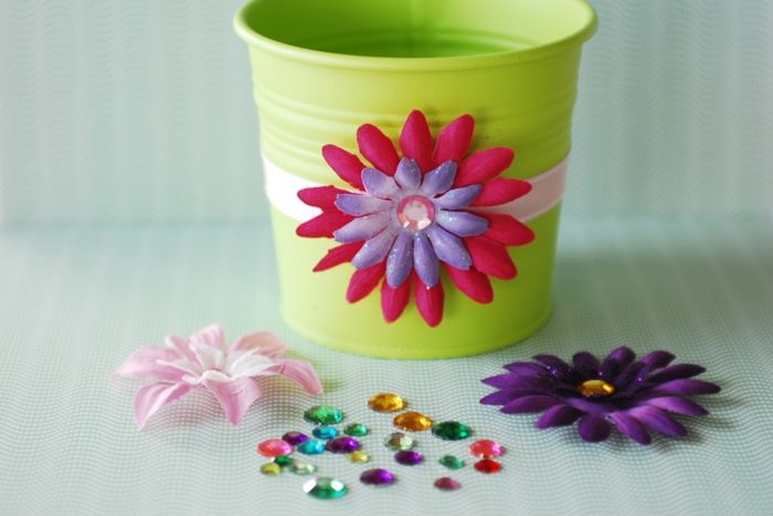 gör blomkrukan själv i grön färg och dekorera med deco blommor rosa lila pärlor färgstarka