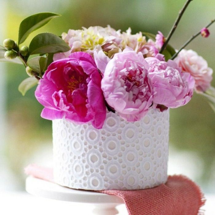 gör dig själv en vit blomkruka med spets och lägg vackra rosa blommor i den