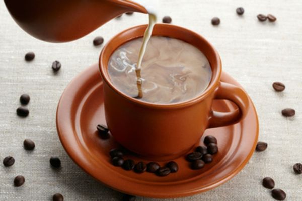 brown-cup-kaffe-och-kaffebönor