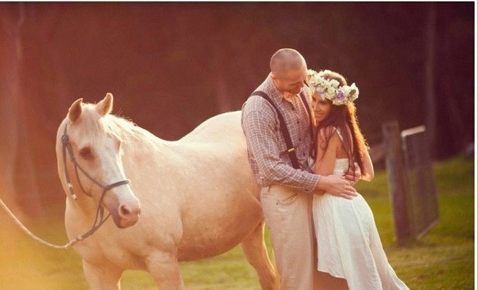 bride-and-groom-met-een-zeer-nice-horse-in-wit