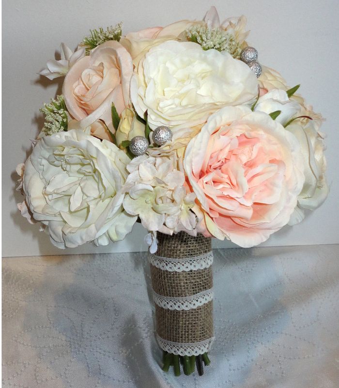 Bruidsboeketwijnoogst met witte en roze bloemen zilveren decoratie en verpakt met jute