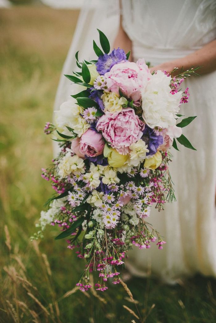 prachtige bruidsboeketwijnoogst met heel wat wildflowers en langwerpige vorm