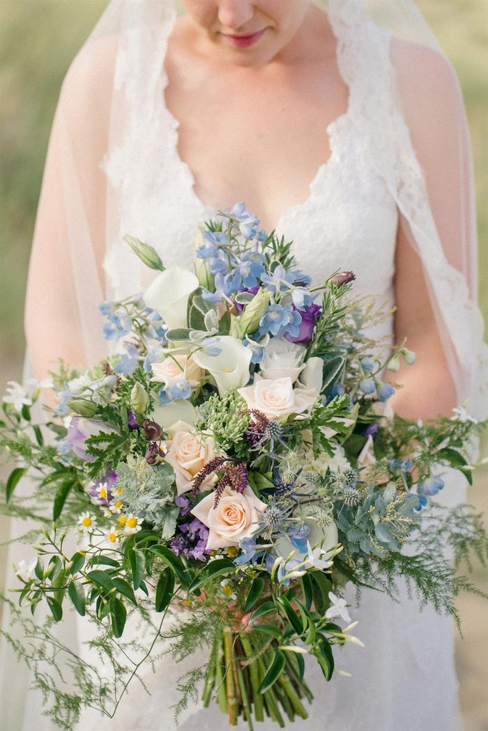 witte en kleine blauwe bloemen veld bloemen bruiloft boeket lente bruids boeket vintage