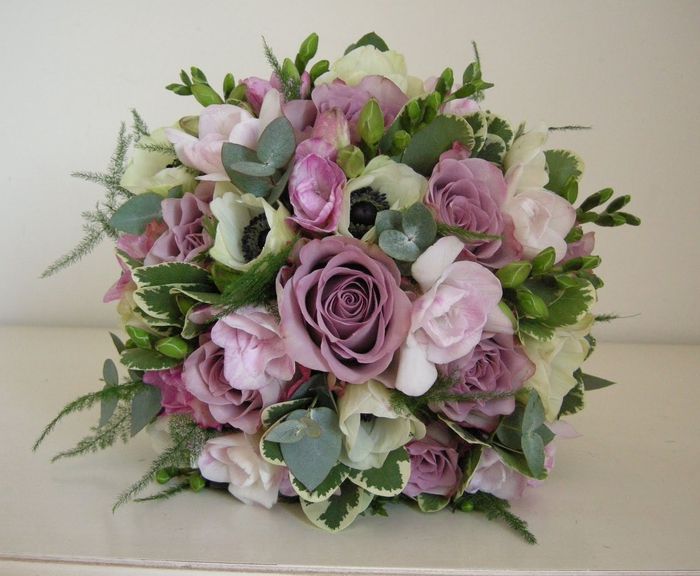 paarse en roze bloemen met een groen accent bruidsboeket vintage voor de zomer
